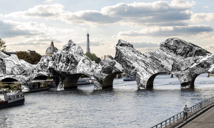 JR na 14 dní pokryje pařížský most Pont Neuf skálami a dočasně z něj vytvoří jeskyni