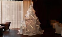 Vánoční stromek v hotelu Edition v Tokiu
