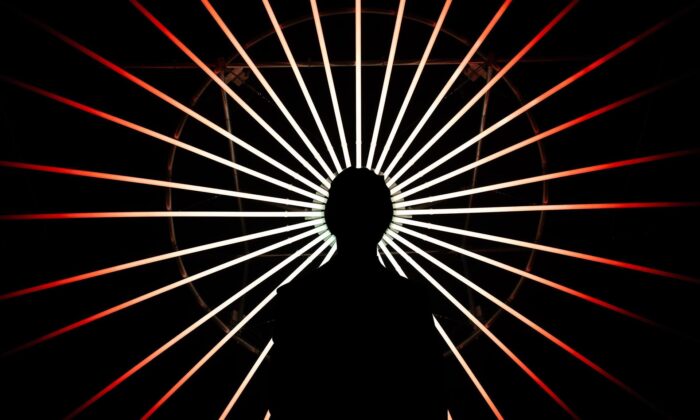 V centru Montrealu vysvitla vánoční instalace Un Brin D’Soleil s&nbsp;hvězdou zářící různě barevnými paprsky