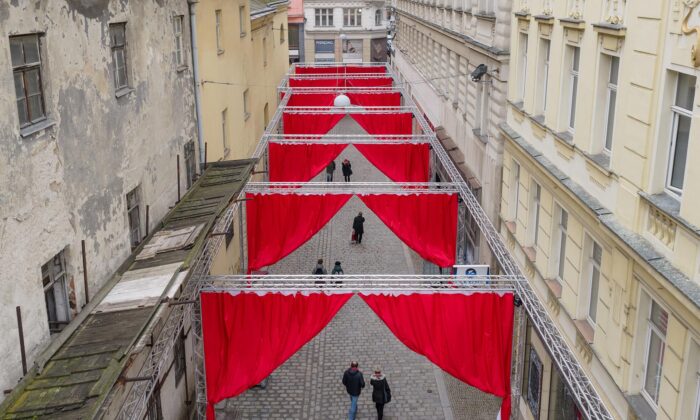 V ulicích Brna se koná Vánoční festival zlozvyků složený z červených opon a rudé zpovědnice