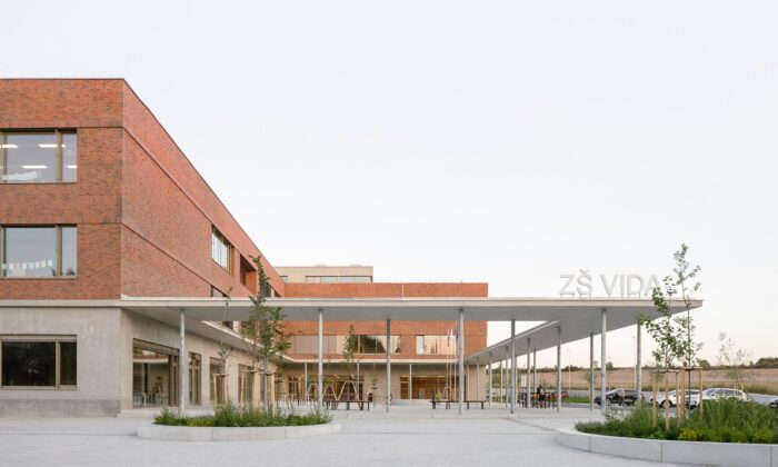 V Chýni u Prahy vznikla veřejnosti přístupná třípatrová základní škola se sportovištěm a knihovnou