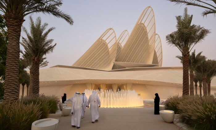 V Abu Dhabi se otevřelo Zayed National Museum s pěti chladicími věžemi ve tvaru sokolích křídel