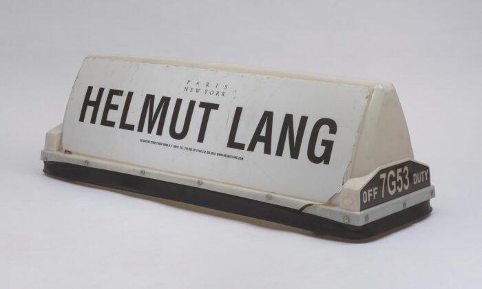 Vídeň připravila velkou výstavu Helmut Lang přibližující jeho výtvarná díla i&nbsp;osobitou módu