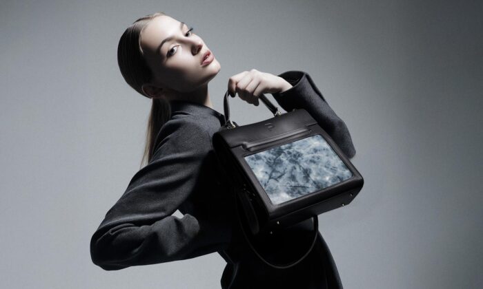 Francouzi začali vyrábět kabelku Infinity vybavenou displejem pro dokonalejší sladění s&nbsp;oděvem