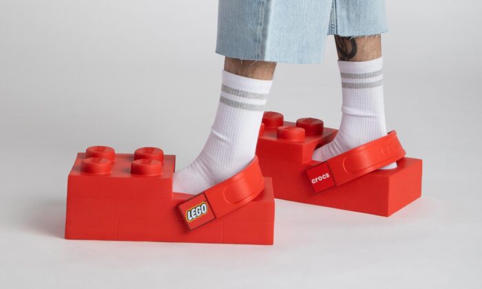 Lego a&nbsp;Crocs spojují síly a&nbsp;jako první představují červené dospělácké boty Brick Clog