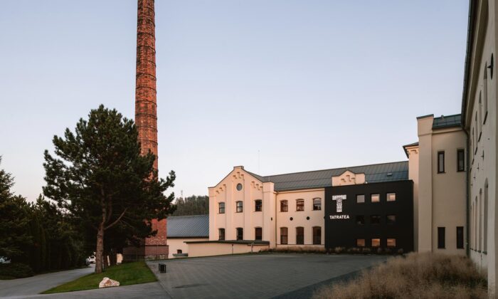 Bývalá prádelna z&nbsp;roku 1860 v&nbsp;Kežmarku se&nbsp;po&nbsp;rozsáhlé konverzi citlivě proměnila v&nbsp;lihovar Karloff