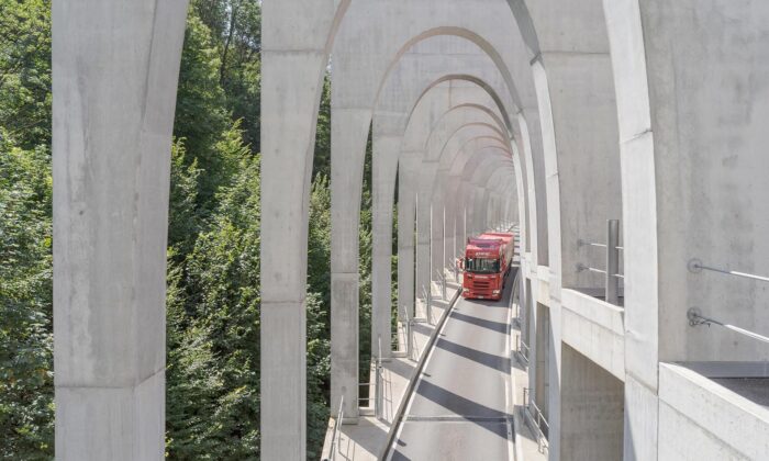 Továrna na&nbsp;výrobu perlivé minerální vody San Pellegrino má nový příjezdový most a&nbsp;silniční systém