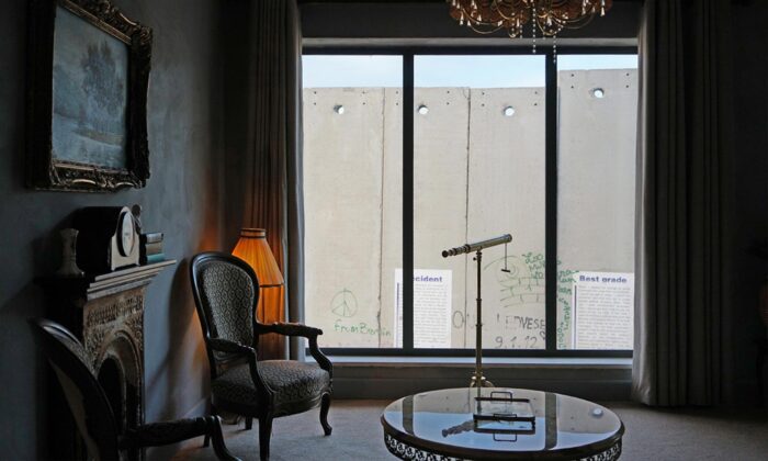 Banksy v&nbsp;Betlémě znovu otevřel svůj hotel s&nbsp;nejhorším výhledem na&nbsp;světě