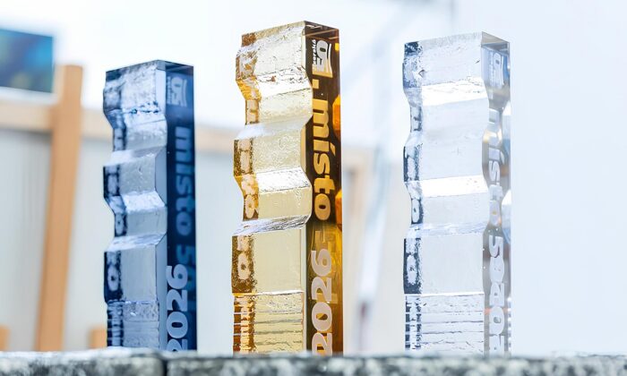 Lasvit vyrobil trofeje s&nbsp;otiskem stopy z&nbsp;křišťálového skla pro vítěze závodu Jizerská 50