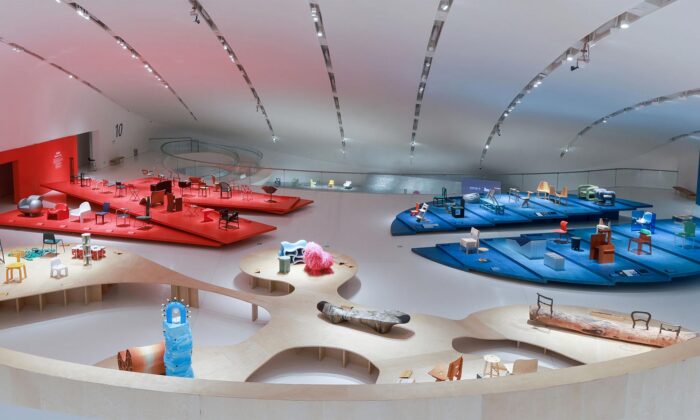 Velká výstava Chair ukazuje přes 100 ikonických židlí včetně děl od&nbsp;Miese van der Rohe nebo Le Corbusiera