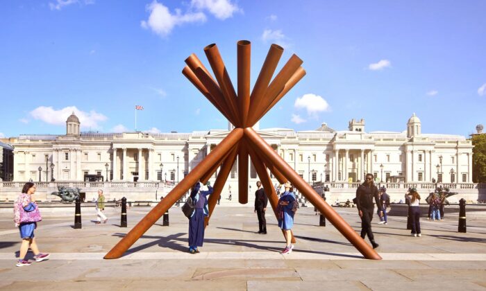Paul Cocksedge postavil v&nbsp;centru Londýna sochu What Nelson Sees integrující neobvyklý dalekohled