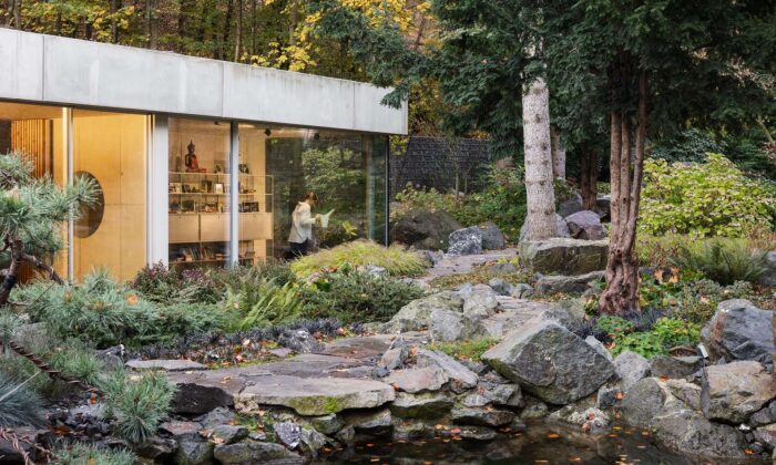 Rodinný dům Banánka má jednoduchý design zasazený do&nbsp;úchvatné krajiny plné stromů a&nbsp;kamenů