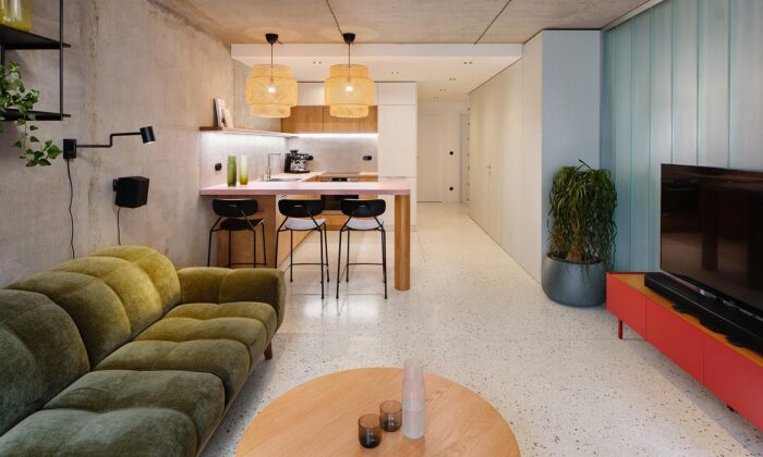 Byt v&nbsp;panelovém domě na&nbsp;Žižkově se&nbsp;proměnil k&nbsp;nepoznání díky skleněné stěně a&nbsp;přiznanému betonu