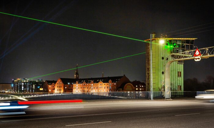 Kodaň zasažená zeleným laserovým paprskem láká na&nbsp;94 světelných instalací a&nbsp;projekcí