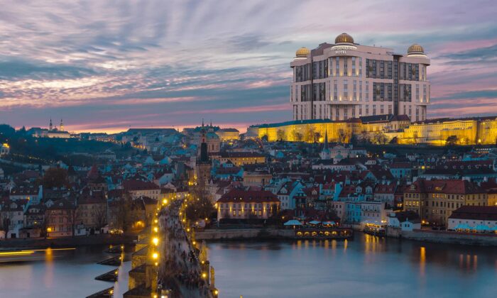 Rozsáhlá audiovizuální výstava Devade přibližuje divokou pražskou architekturu devadesátých let