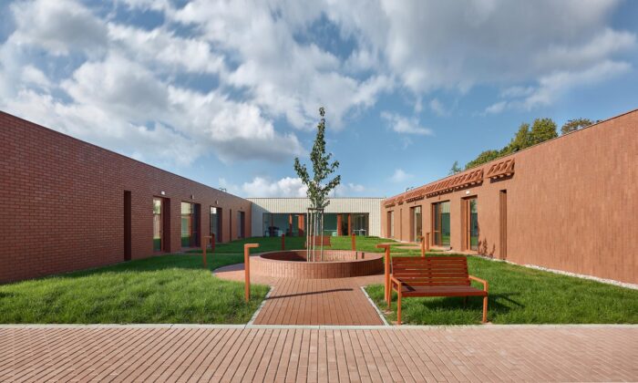 Domov seniorů v&nbsp;Novém Bydžově má jednoduchý design s&nbsp;cihlovou fasádou a&nbsp;interiér pokrytý květinami