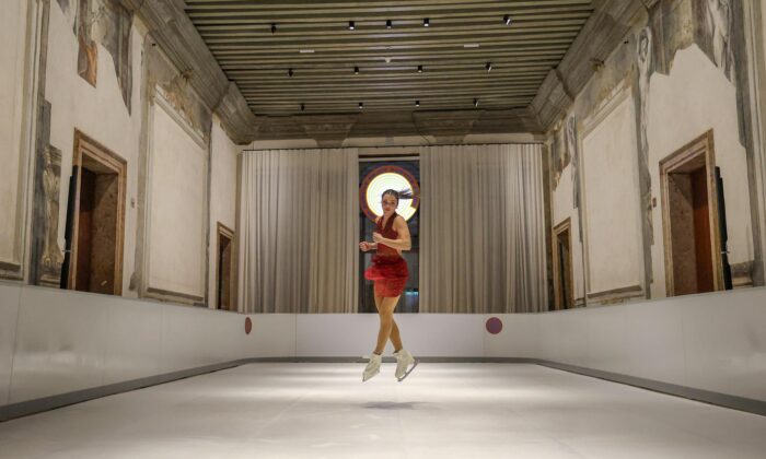 V historickém paláci v&nbsp;Benátkách bylo vytvořeno 100metrové ledové kluziště pro veřejnost