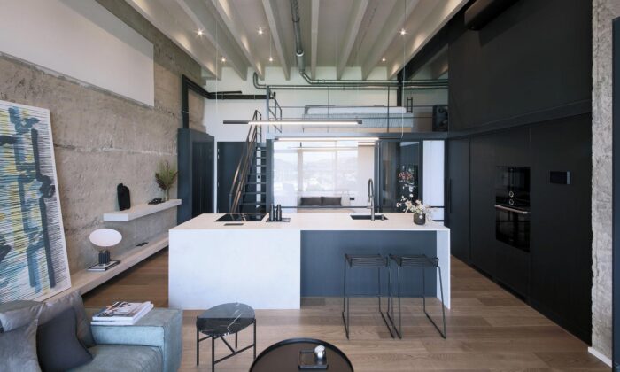 Loft s&nbsp;výhledem na&nbsp;Prahu v&nbsp;bytovém domě Vanguard dostal tlumené tóny a&nbsp;šatnu za zrcadlovou stěnou