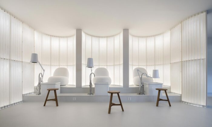 Strašnický salon manikúry a&nbsp;pedikúry má měkký interiér a&nbsp;průsvitné dělící příčky