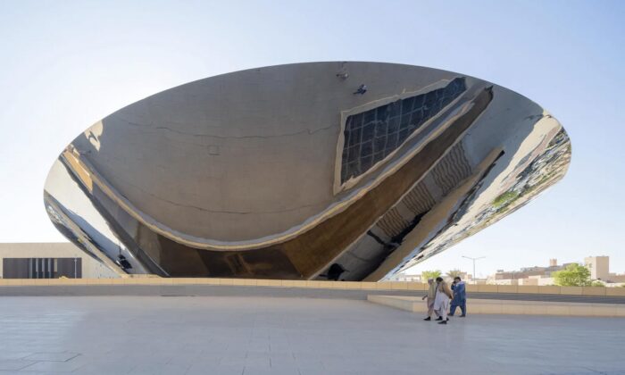 Snøhetta postavila v&nbsp;Rijádu stanici metra Qasr AlHokm s&nbsp;nerezovou střechou fungující jako periskop