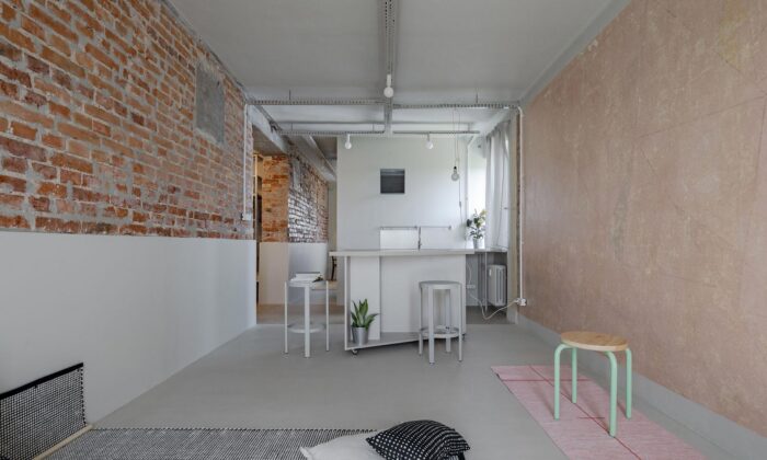 Byt pro mladý slovenský pár má po&nbsp;nízkonákladové rekonstrukci obnažené stěny i&nbsp;minimum nábytku