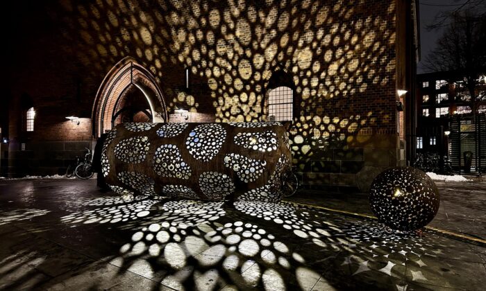 Čestmír Suška přivezl před kostel do&nbsp;Kodaně na&nbsp;Copenhagen Light Festival instalaci Rusty Flowers