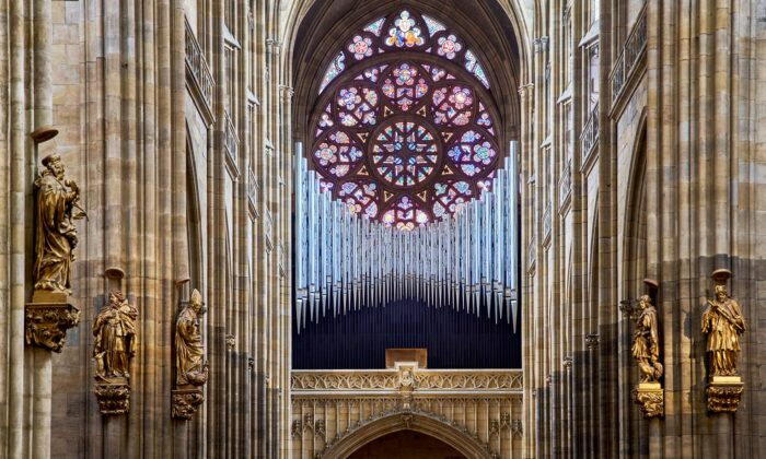 Katedrála svatého Víta na&nbsp;Pražském hradě má nové varhany z&nbsp;6&nbsp;000 píšťal a&nbsp;křišťálového skla
