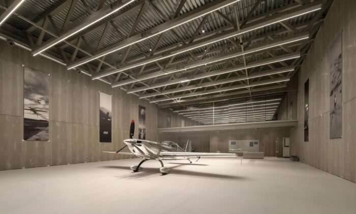 Aerotim si nechali postavit hangár na&nbsp;akrobatické letadlo s&nbsp;plnohodnotným zázemím i&nbsp;pro občasné bydlení