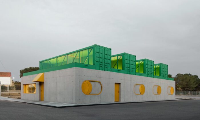 Zemědělská společnost Agrosemillas se&nbsp;nechala postavit kanceláře z&nbsp;betonu a&nbsp;kontejnerů