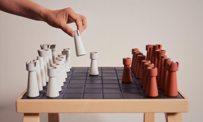 Artek a&nbsp;Heath Ceramics navrhli kolekci stolků Tile Tables včetně speciálního šachového