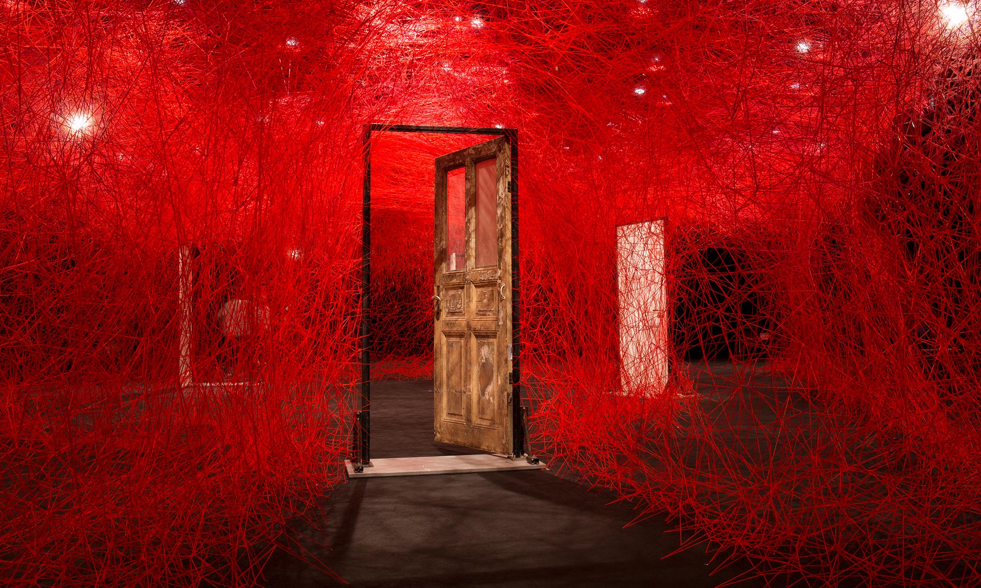 Chiharu Shiota představuje na&nbsp;výstavě Threads of Life velké složité instalace z&nbsp;tisíců provázků
