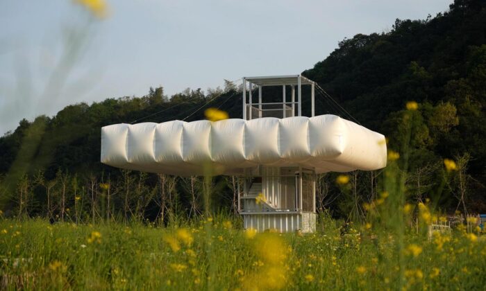 Na farmě pod horami vznikla série malých objektů místo opuštěných budov fungujících i&nbsp;jako kavárna