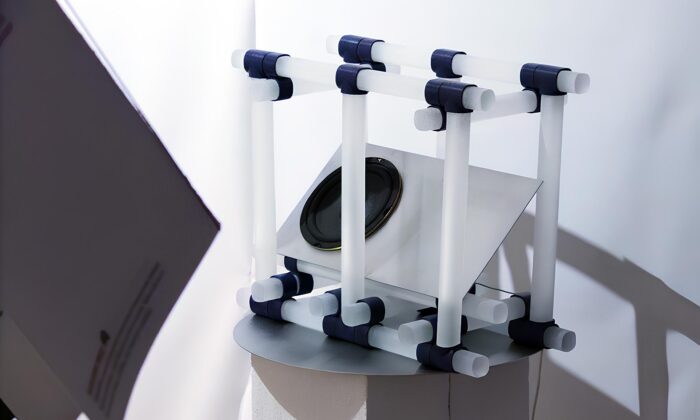 Český designér navrhl skleněný reproduktor Eski.Sub inspirovaný brutalistickou architekturou