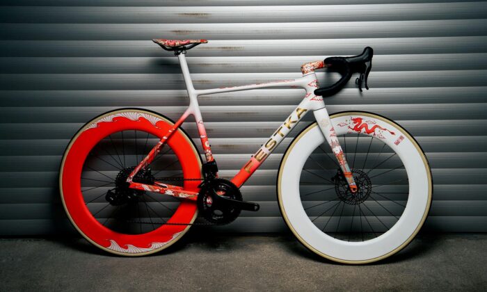 Česká značka Festka postavila na&nbsp;zakázku ručně draky malované jízdní kolo Dragons