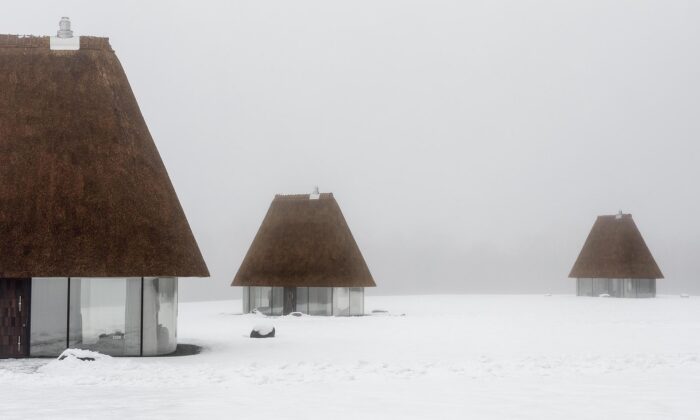 Trojice rekreačních chat Mazanka na&nbsp;Ukrajině zaujme prosklenou fasádou a&nbsp;doškovou střechou