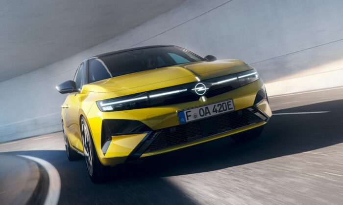 Opel Astra dostala ještě ostřejší design a&nbsp;upravené světlomety s&nbsp;podsvíceným logem