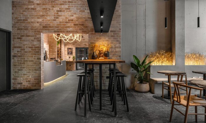 Brněnská pekárna a&nbsp;kavárna Paneolit má interiér s&nbsp;kamennými stoly a&nbsp;posezením na&nbsp;kožešinách