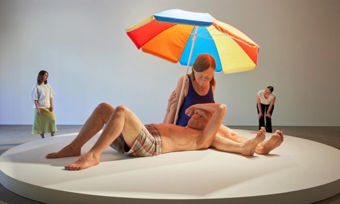 Ron Mueck vystavuje na&nbsp;Encounter retrospektivu realistických soch lidí i&nbsp;velké bojové psy