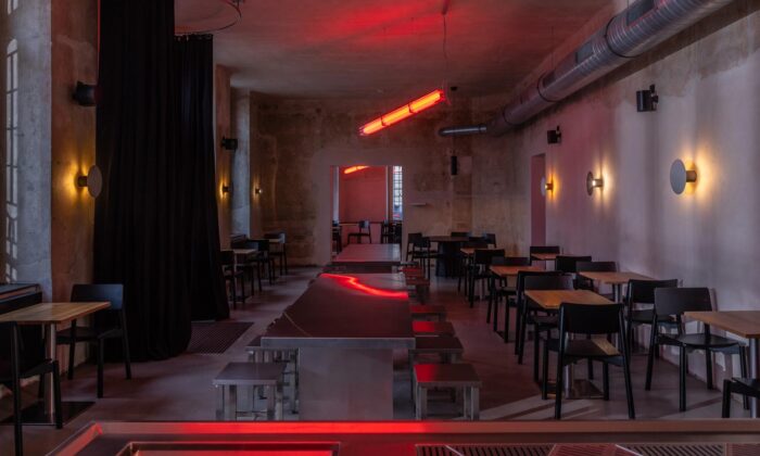 Bývalá pošta v&nbsp;Praze na&nbsp;Jiřího z&nbsp;Poděbrad se&nbsp;proměnila na&nbsp;kavárnu s&nbsp;restaurací Blumery