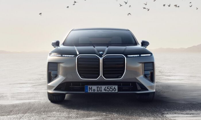 BMW představilo sedan z&nbsp;modernizované série 7 s&nbsp;designérskými prvky Neue Klasse