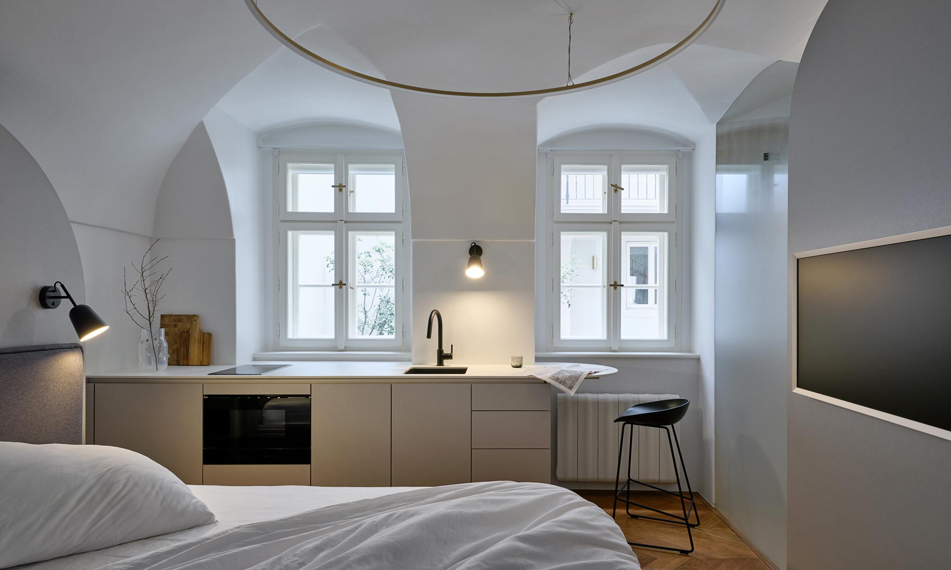 Dvacetimetrový byt na&nbsp;krátkodobý pronájem v&nbsp;centru Prahy zaujme klenbami i&nbsp;travertinem