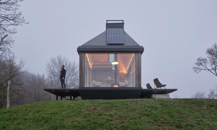 Vysoko nad Hradem Devín v&nbsp;Bratislavě vyrostla moderní soběstačná chata Cabin Devín