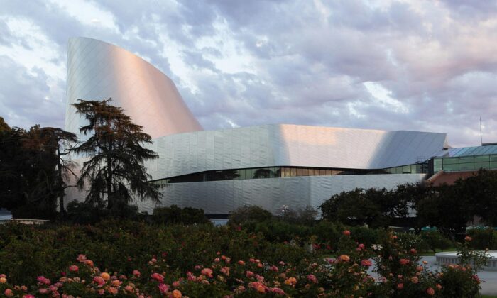 Kalifornie vytvořila expozici o&nbsp;cestě do&nbsp;vesmíru se&nbsp;skutečným raketoplánem ukrytým pod nerezovou věží