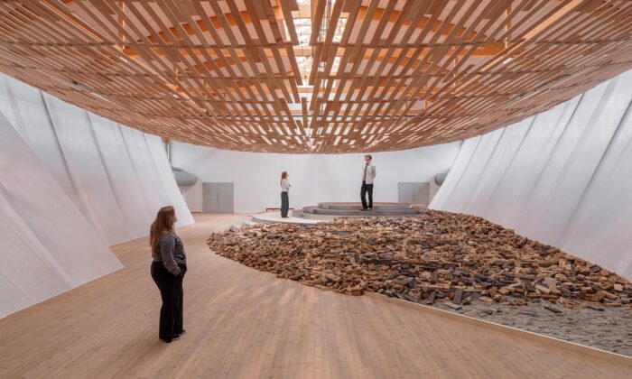 Kengo Kuma připravil výstavu s&nbsp;dřevěnou strukturou evokující paprsky prosvítající skrze listí stromů