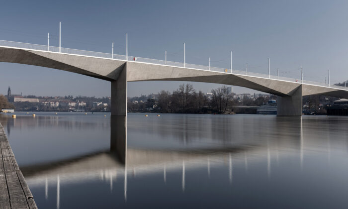 V Praze se&nbsp;otevírá Dvorecký most s&nbsp;designem inspirovaným kubismem a&nbsp;postavený z&nbsp;bílého betonu