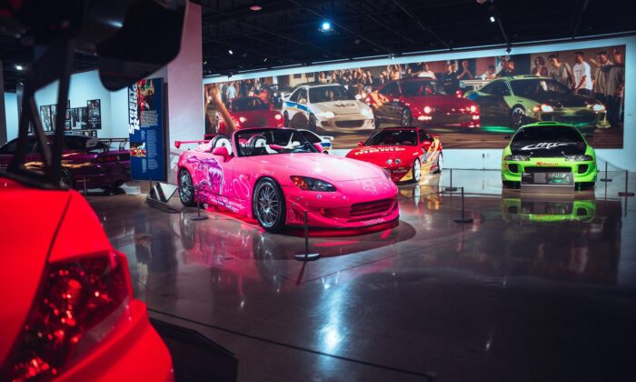 Filmová sága Rychle a&nbsp;zběsile má velkou výstavu aut i&nbsp;kostýmů k&nbsp;výročí 25.&nbsp;výročí prvního dílu