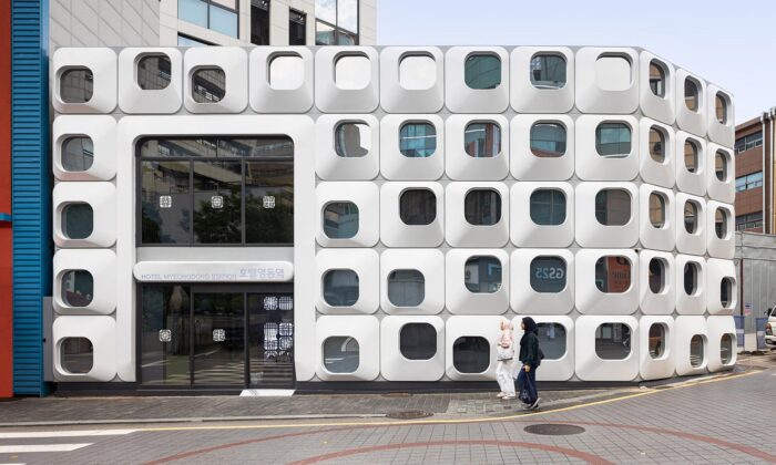 Hotel Myeongdong Station je&nbsp;kapslový hotel inspirovaný již neexistující Nakagin Capsule Tower