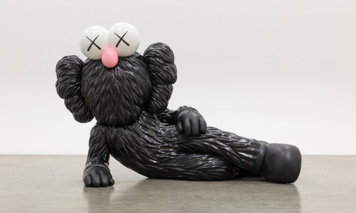 Vídeň uspořádala velkou výstavu soch Kaws doplněnou o&nbsp;komiksem inspirovaná díla dalších umělců