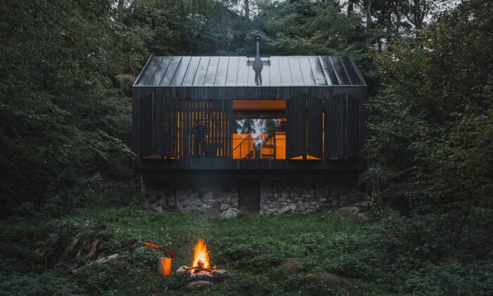 Na břehu Sázavy vyrostla nenápadná černá chata s&nbsp;velkými posuvnými okenicemi