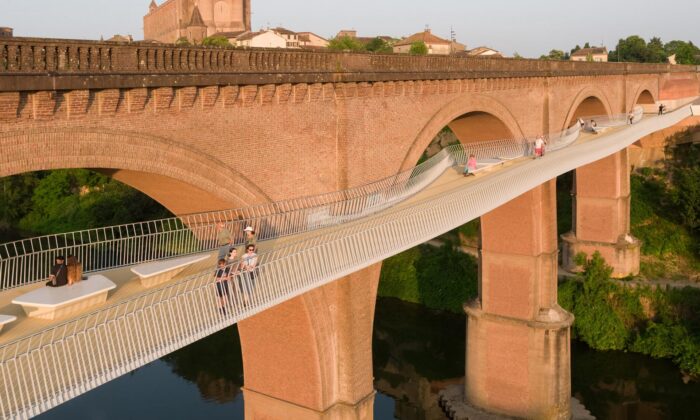 Ve Francii postavili most pro pěší hned vedle historického viaduktu z&nbsp;19.&nbsp;století